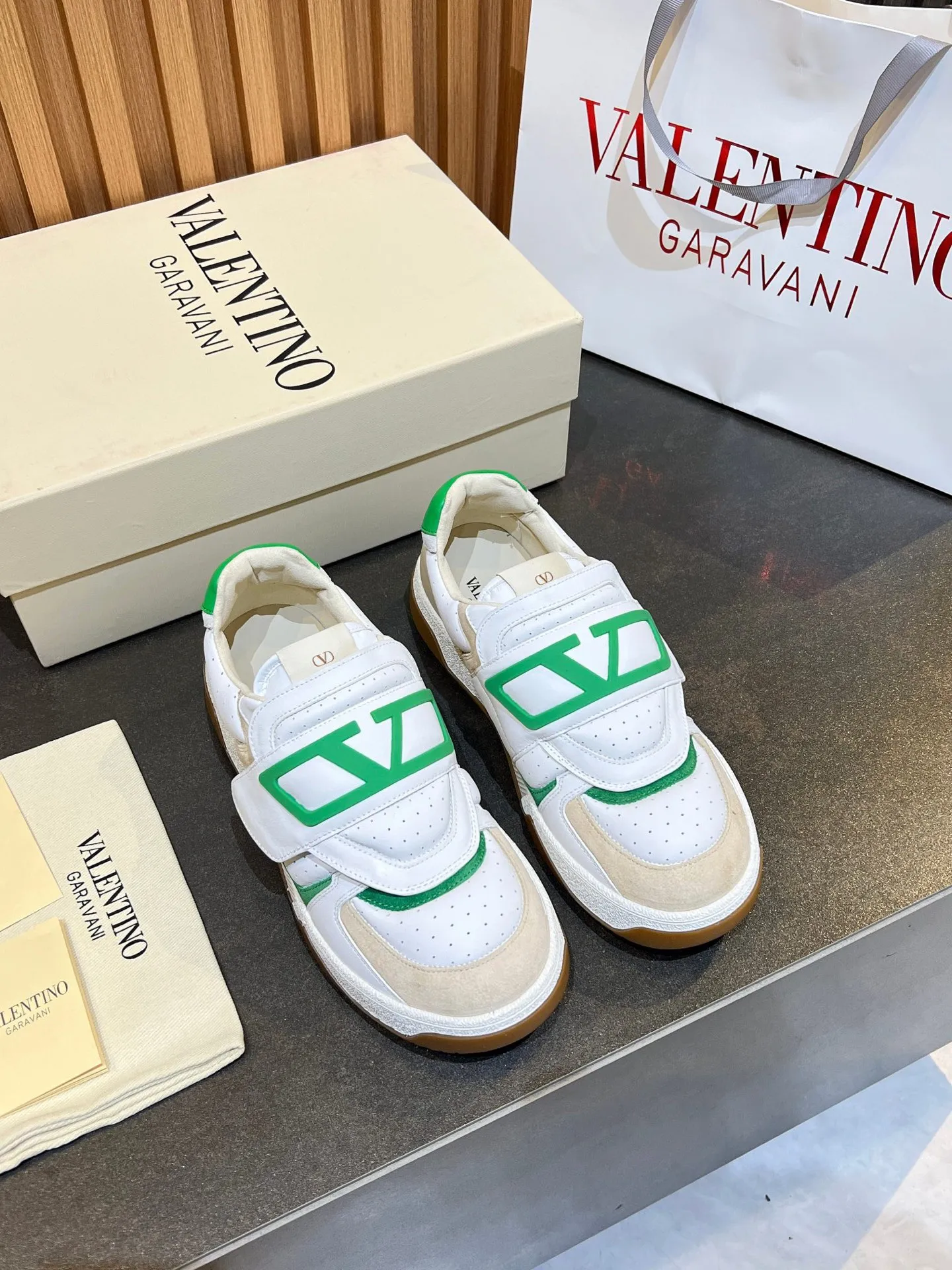 Men's men's shoes 💰760 VLTN Valentin 𝑶𝒏𝒆𝑺𝒕𝒖𝒅 Couple's sneaker series Valentino 2025 new couple's sneakers are on sale. The original ZP purchased and disassembled. Repeated pattern making and modification. The strength must be restored one to one! Top luxury masterpiece Velcro design Soft and comfortable imported calfskin 🧧brings excellent and elegant texture and excellent on-foot comfort Top purchasing version upper: imported calfskin surface/original oil edge craftsmanship Inner: water-dyed cowhide lining Outsole: original development 𝐓𝐏𝐔 two-color combination outsole Packaging: original configuration complete package Code number: 35-46 (45 46 customized)